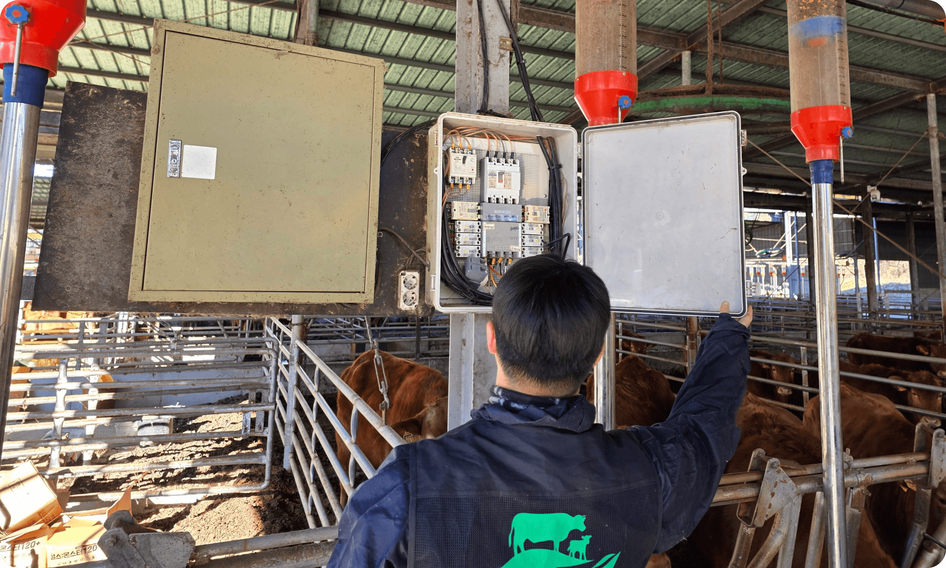 농장에 센서를 설치하는 모습